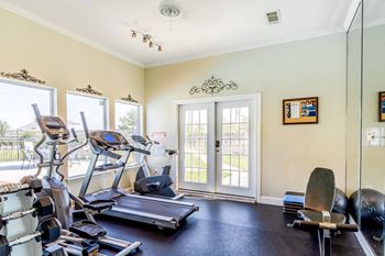 fully-equipped fitness center in pearland tx apartments